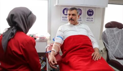 Vali Mustafa Çiftçi, 42. Kan Bağışını Gerçekleştirdi