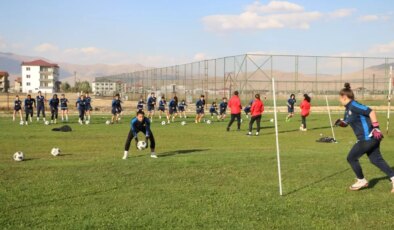 Yüksekova Kadın Futbol Takımı Süper Lig Hedefli Çalışmalarını Sürdürüyor