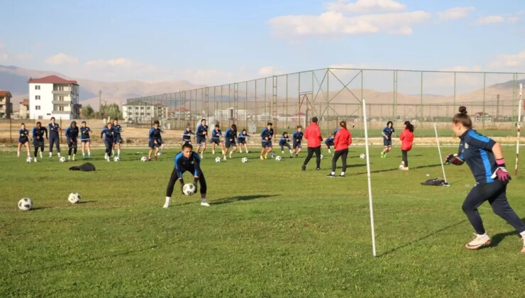Yüksekova Kadın Futbol Takımı Süper Lig Hedefli Çalışmalarını Sürdürüyor