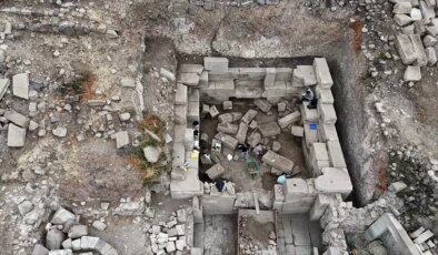 Assos’ta 2200 Yıllık Mozaik ve 1800 Yıllık Anıt Mezar Bulundu