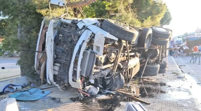Çanakkale Ayvacık’ta Freni Patlayan Kamyon Dehşet Saçtı: 4 Kişi Yaralandı
