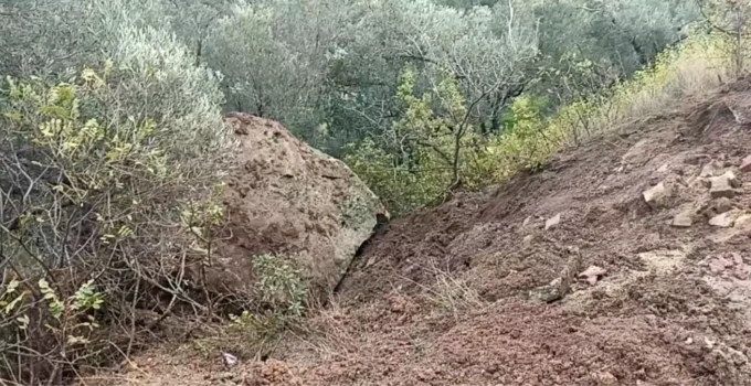 Çanakkale’de Sağanak Yağış Toprak Kaymasına Yol Açtı: Sahil Yolu Ulaşıma Açıldı