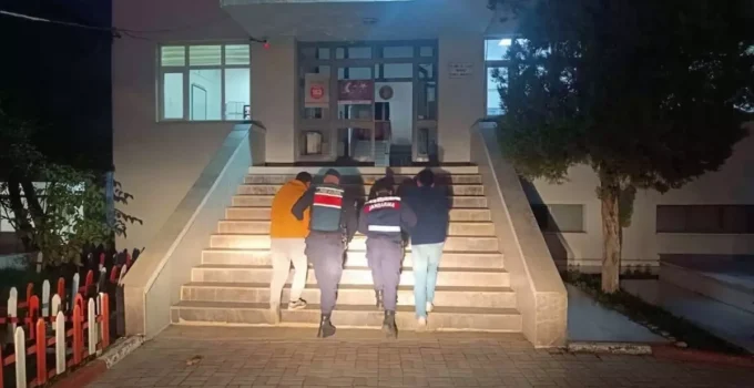 Çanakkale’de Göçmen Kaçakçılığı Operasyonu: 3 Zanlı Gözaltında, 27 Düzensiz Göçmen Yakalandı