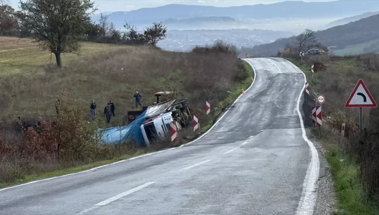Çan’da Arpa Yüklü Kamyon Şarampole Devrildi