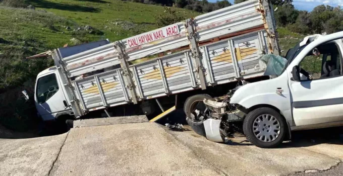 Çanakkale’de Trafik Kazası: Ticari Araç Kamyonete Çarptı, 2’si Ağır 5 Yaralı