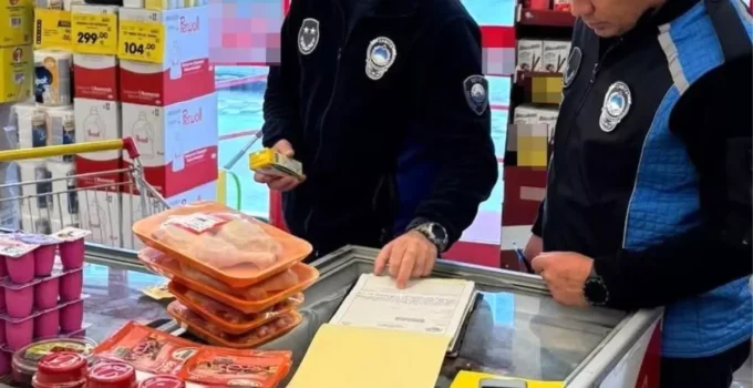 Çanakkale’de Tarihi Geçmiş ve Etiketsiz Ürün Sattığı Tespit Edilen İki Markete 596 Bin TL Ceza