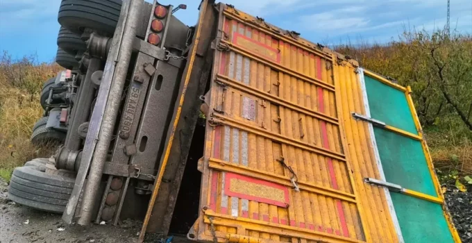 Çanakkale’de Tır Devrildi: Genç Sürücü Yaralandı