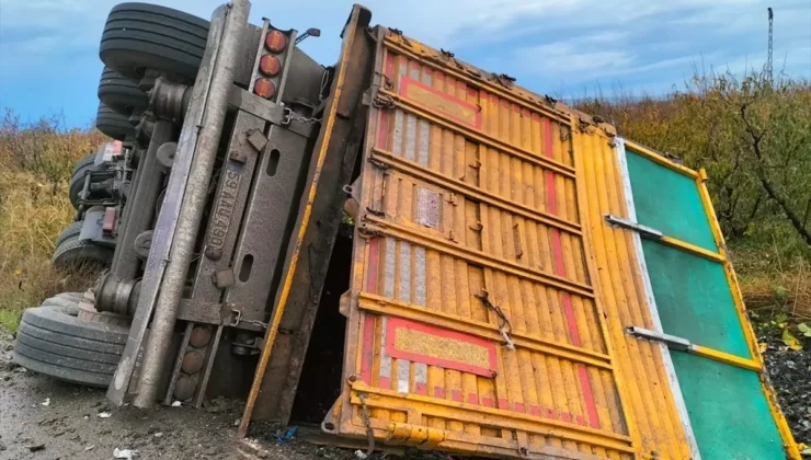 Çanakkale’de Tır Devrildi: Genç Sürücü Yaralandı