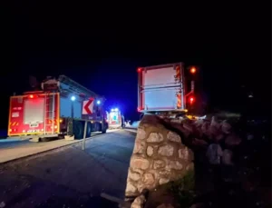 Çanakkale Lapseki’de Tır Devrildi: 2 Yaralı