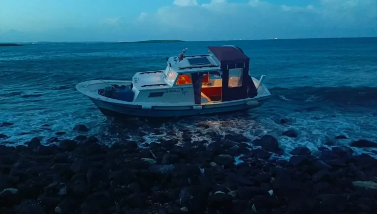 Karaya Oturan Tekne Sahil Güvenlik Ekiplerince Kurtarıldı | Çanakkale Bozcaada