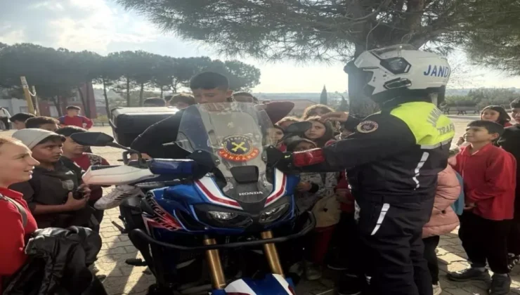 Ezine’de Jandarmadan Öğrenci ve Öğretmenlere Trafik Güvenliği Eğitimi
